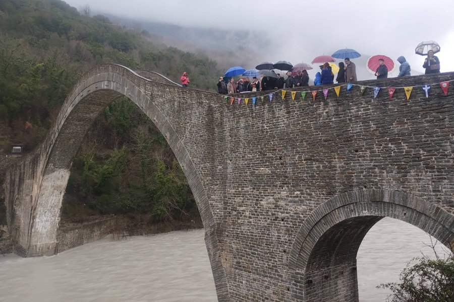 Με φόντο τον φουσκωμένο Άραχθο ο καθαγιασμός των υδάτων στην Πλάκα